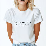 T-shirt Trouvez votre tribu | Aimez-les Hard Modern Minima<br><div class="desc">"Trouvez votre tribu. Love them Hard" devis personnalisé design d'art dans la typographie contemporaine avec détails manuscrits dans un style minimaliste moderne.</div>