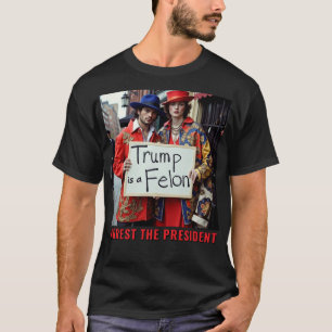 T-shirt Trump est en train d'imiter Trump à Felon