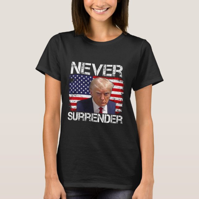 T-shirt Trump Mug Shot Never Surrender 2024 (Devant)