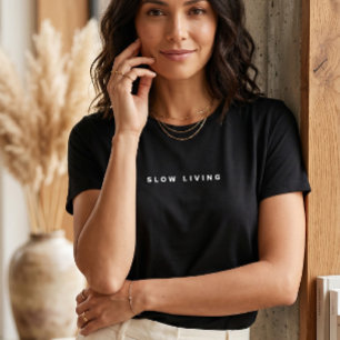 T-shirt Typographie chic Slow Living pour femmes Minimalis