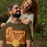 T-shirt Typographie de la chambre rétro Mariage solaire d'<br><div class="desc">Ce t-shirt mariage amusant et super est parfait pour le marié. Il présente un design solaire rétro avec typographie des années 70. Les couleurs sont en terre cuite, orange, jaune moutarde et beige. C'est ludique, unique, boho, et hippie. ***REMARQUE DE CONCEPTION IMPORTANTE : Pour toute demande de conception personnalisée, telle...</div>
