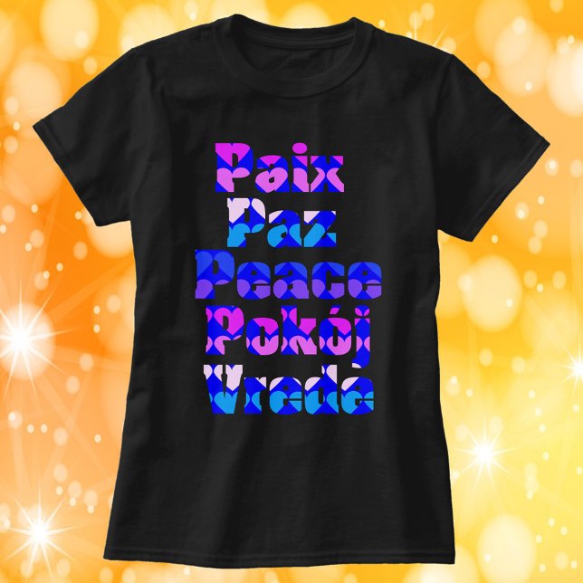 T-shirt Typographie de paix multilingue avec des cœurs pas (A shirt with the words peace in various languages with pastel hearts)