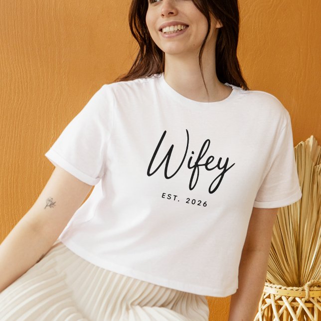 T-shirt Typographie de script noir Wifey Année d'établisse (Créateur téléchargé)