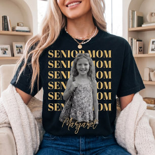 T-shirt Typographie empilée pour maman de senior avec nom