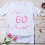 T-shirt Typographie moderne 60 alors quoi / Funny 60e anni<br><div class="desc">Drôle et moderne Typographie rose 60 alors quoi - 60e Anniversaire T-shirt / T-shirt Motivationnel pour une femme. Le design comporte une citation positive et drôle 60 donc que dans la typographie moderne. Le T-shirt est parfait pour une femme célébrant son 60e anniversaire et a un sens de l'humour.</div>