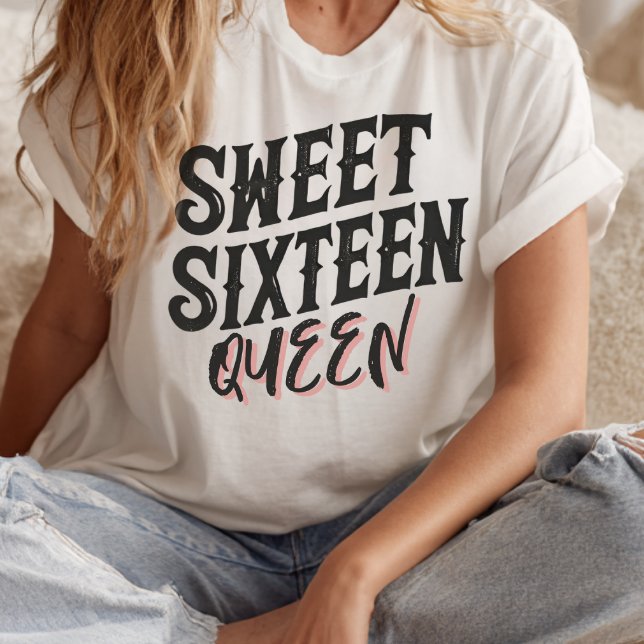 T-shirt Typographie noir et blanc sweet sixteen Queen Bold (Sweet sixteen queen t-shirt in white with bold black and pink lettering, cozy boho setting.)