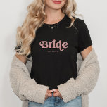 T-shirt Typographie Rose simple Retro Boho Dusty | Mariée<br><div class="desc">Ce t-shirt simple et tendance,  porte le mot "Mariée" dans la typographie rose rétro et poussiéreuse,  et un espace pour son nom.</div>