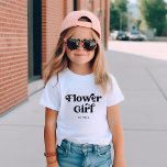 T-shirt Typographie simple de Boho Retro | Fleur fille<br><div class="desc">Ce T-shirt simple et tendance,  avec les mots "Flower Girl" dans la typographie noire rétro,  et un espace pour son nom,  est le cadeau idéal pour les membres de votre fête de mariage.</div>