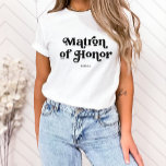 T-shirt Typographie simple de Boho Retro | Matron d'honneu<br><div class="desc">Ce T-shirt simple et tendance,  avec les mots "Matron d'honneur" dans la typographie noire rétro,  et un espace pour son nom,  est le cadeau idéal pour les membres de votre fête de mariage.</div>