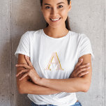 T-shirt Typographie Vintage du Monogramme initial<br><div class="desc">Un design initial minimaliste simple utilisant une typographie rétro vintage en rose avec une ombre dorée. La lettre peut facilement être customisée pour créer votre propre design monogramme!</div>