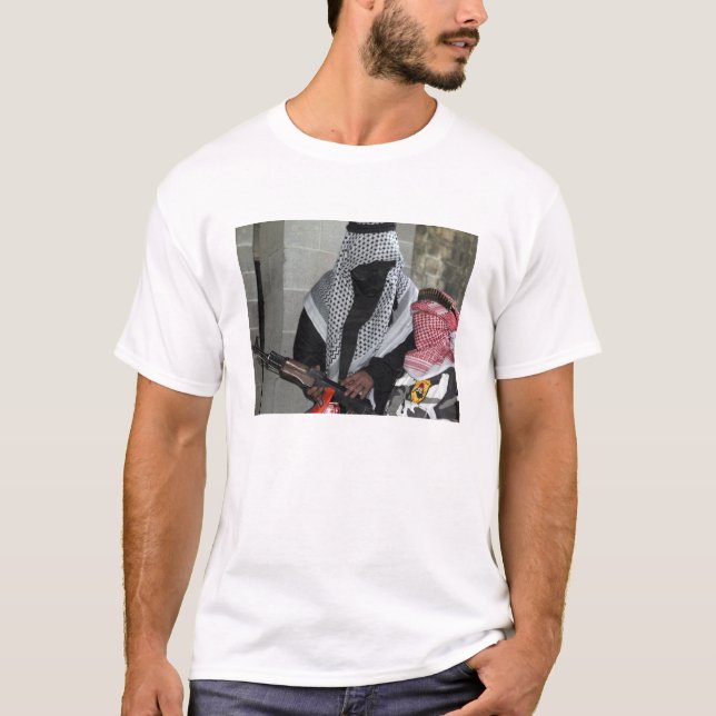 T-shirt Un agresseur ennemi qui joue un rôle arme un idiot (Devant)