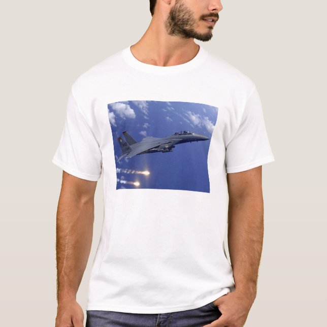 T-shirt Un aigle de frappe F-15E de la Force aérienne (Devant)