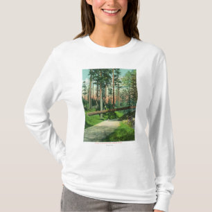 T-shirt Un arbre tombé à la scène de parc de région bo