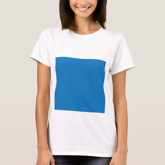 T-shirt un arrière - plan bleu avec une horloge noire et b (Devant)