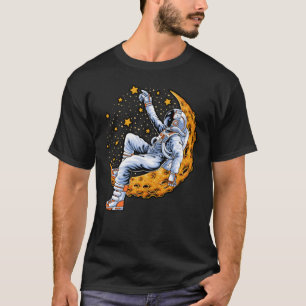 T-shirt Un astronaute assis sur la lune du croissant