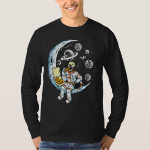 T-shirt Un astronaute de squelette mange de la pizza sur l