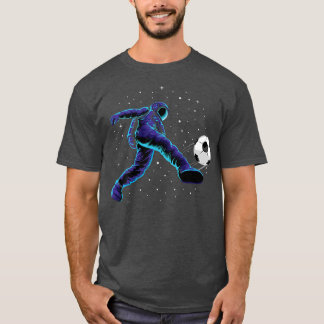 T-shirt Un astronaute frappe une balle de football dans l'