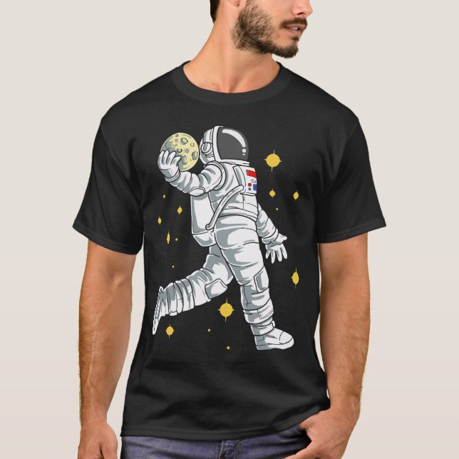 T-shirt Un Astronaute Joue Au Basket-Ball Avec La Lune. (Devant)
