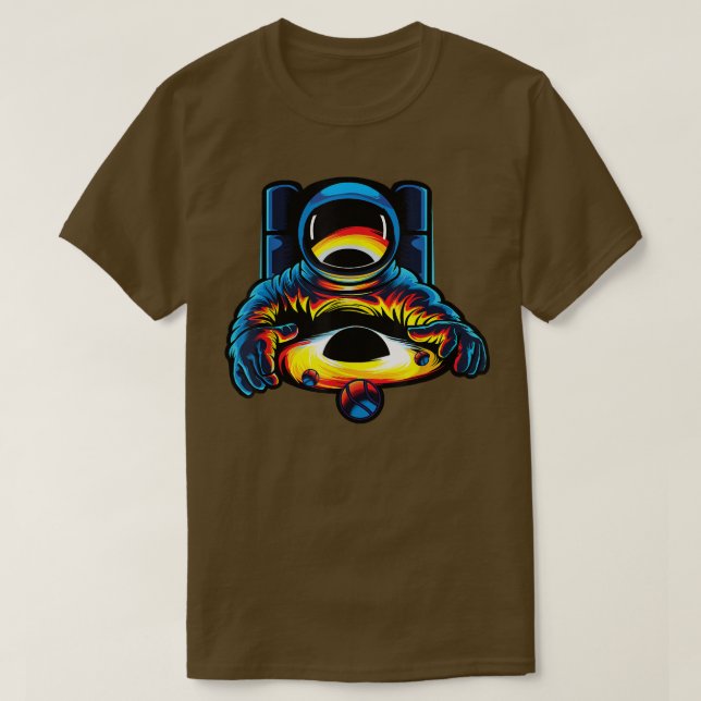 T-shirt Un Astronaute Regarde Les Planètes Spatiales De La (Design devant)