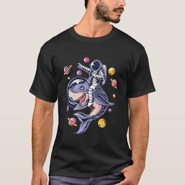 T-shirt Un Astronaute Roulant Le Requin Dans L'Espace Gif  (Devant)