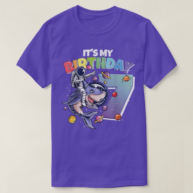 T-shirt Un astronaute sur requin 7e anniversaire garçon fi (Design devant)