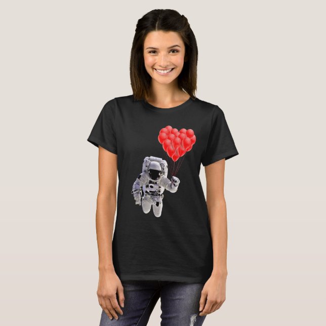 T-shirt Un astronaute tenant des ballons cardiaques T-shir (Devant entier)
