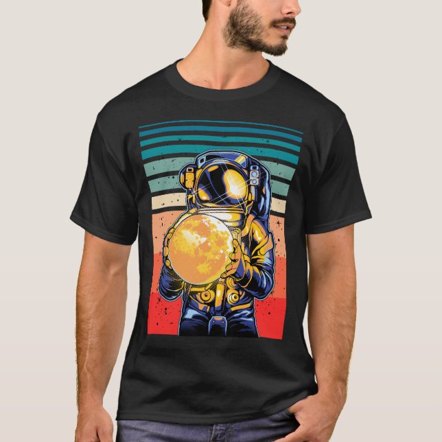 T-shirt Un astronaute tient Moon Retro Cosmic (Devant)