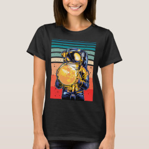 T-shirt Un astronaute tient Moon Retro Cosmic