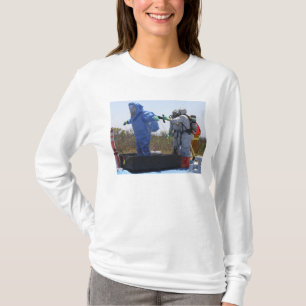 T-shirt Un aviateur se tient dans une baignoire