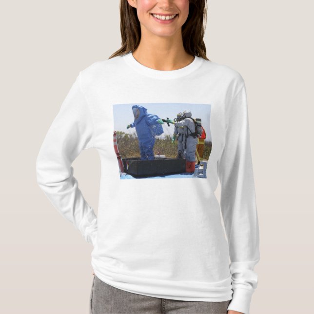 T-shirt Un aviateur se tient dans une baignoire (Devant)