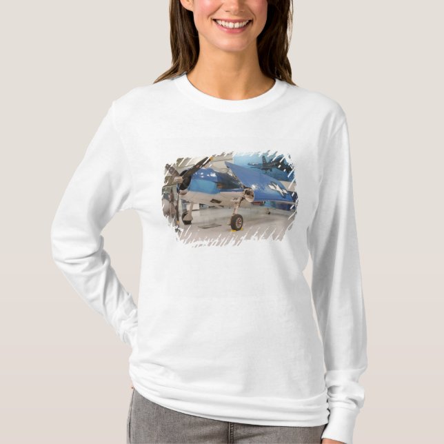 T-shirt Un avion de chasse F-6F Hellcat de la Seconde Guer (Devant)