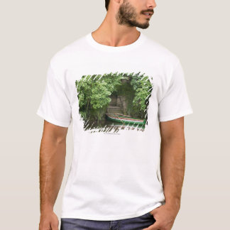 T-shirt Un bateau de rangée Roped à quelques escaliers le