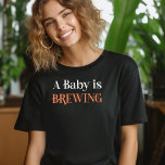 T-shirt Un bébé brasse dans la Éffrayante Cobweb Lettering<br><div class="desc">Un bébé est brasser chemise parfaite pour maman-à-être ou le genre révéler hôtesse, faire-part de grossesse d'automne ou halloween baby shower thématique. Un bébé est en train de brasser est écrit en lettres éffrayantes en blanc et en orange. Si vous souhaitez modifier les couleurs, vous pouvez les modifier à l'aide...</div>