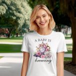T-shirt Un bébé brasse de la théière Vintage et des tasses<br><div class="desc">Un bébé est en train de brasser un t-shirt au design vintage de fête du thé, avec théière, tasses à thé et roses roses. Pour coordonner les invitations, la papeterie, les jeux et la décoration de jour de l'événement, veuillez consulter ma collection Vintage de Baby showers Tea Party ou m'envoyer...</div>