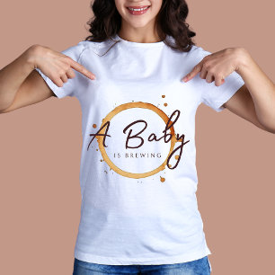 T-shirt Un Bébé brasse du Baby shower de fèves de café