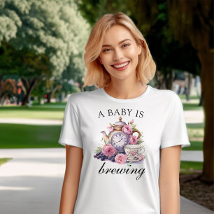 T-shirt Un bébé est en train de brasser Théière vintage et