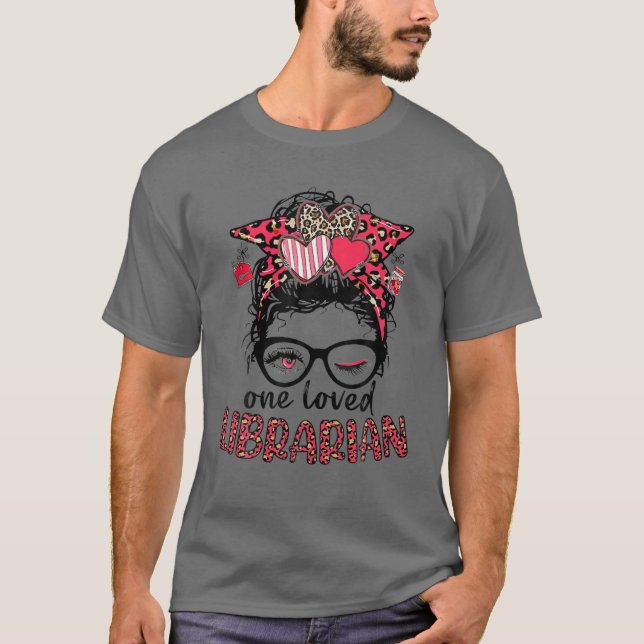 T-shirt Un Bibliothécaire adoré Messy Bun Leopard Valentin (Devant)