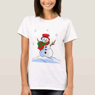 T-shirt Un bonhomme de neige sur la neige et les flocons d