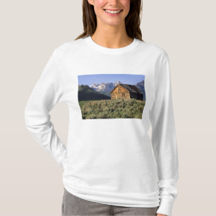 T-shirt Un cabine en bois rond et les monts Sawtooth en