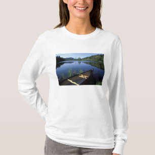 T-shirt Un canoë repose sur la rive de Little Long Pond