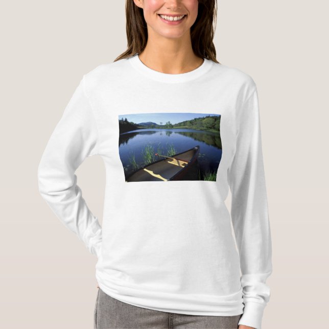 T-shirt Un canoë repose sur la rive de Little Long Pond (Devant)