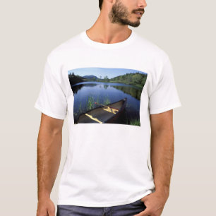 T-shirt Un canoë repose sur la rive de Little Long Pond