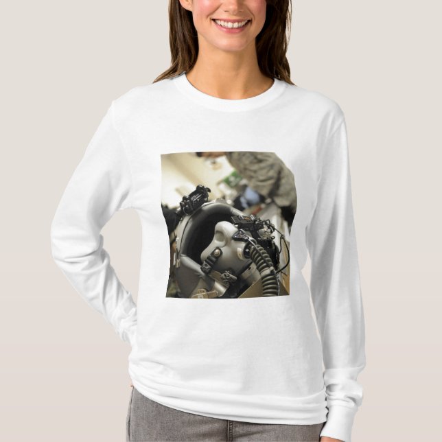 T-shirt Un casque d'équipage de conduite entièrement assem (Devant)