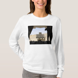 T-shirt Un chariot élévateur charge la cargaison sur C.A