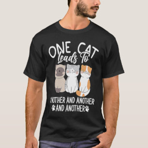 T-shirt un chat en entraîne un autre et un autre chat mama