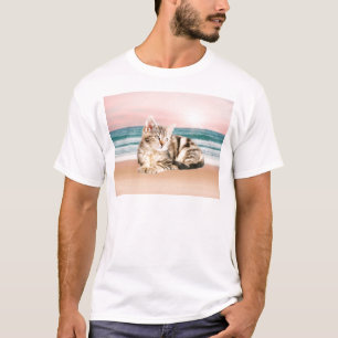 T-shirt Un chat rayé plus mignon assis sur la plage au cou