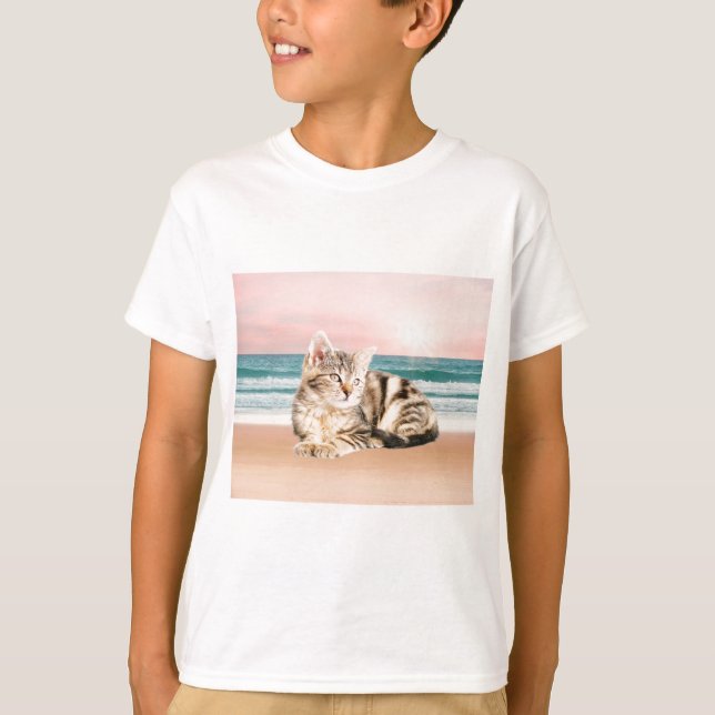 T-shirt Un chat rayé plus mignon assis sur la plage au cou (Devant)