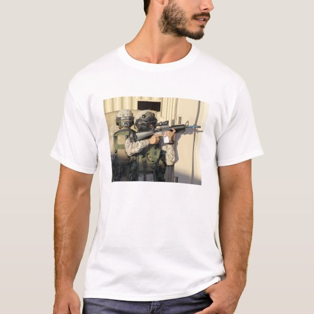 T-shirt Un chef d'infanterie vise son arme (Devant)