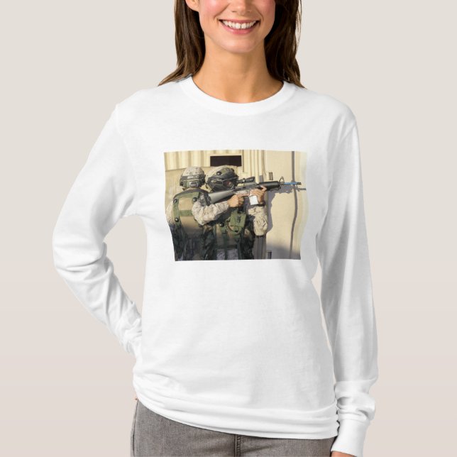 T-shirt Un chef d'infanterie vise son arme (Devant)