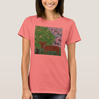 T-shirt un chien chaud dans le parc